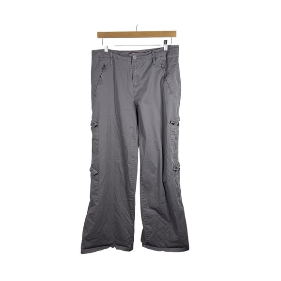 Edikted Women’s Zaria Baggy Cargo Pants in Grey Size XL - Picture 6 of 14